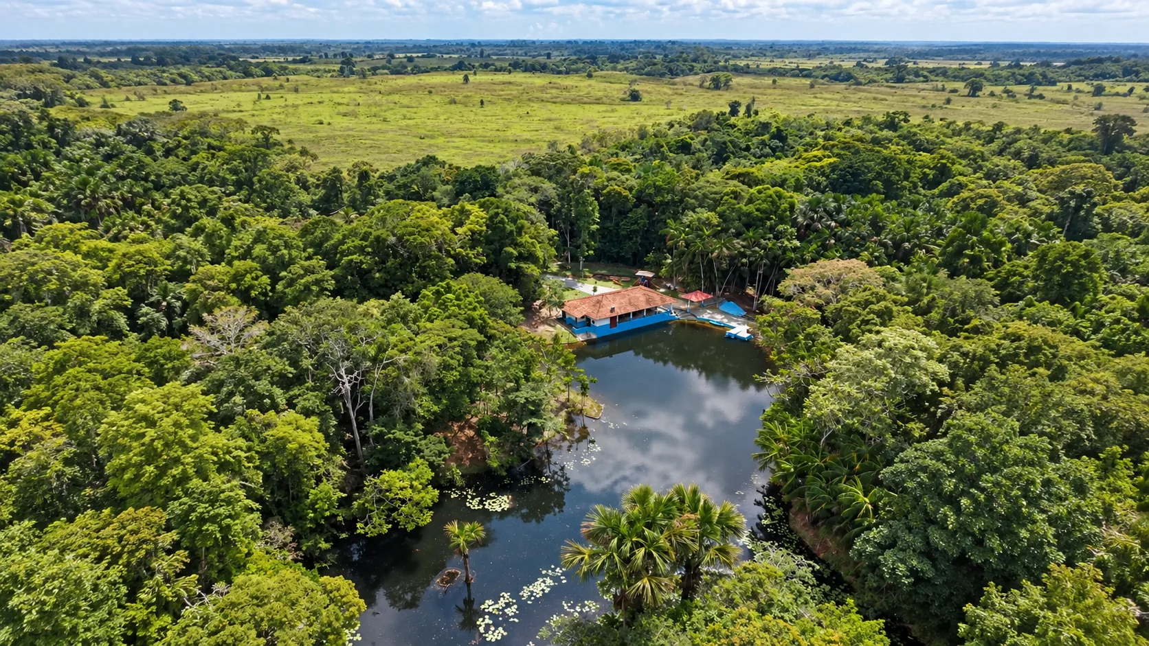 Vista aérea do Recanto com água, mata e salão